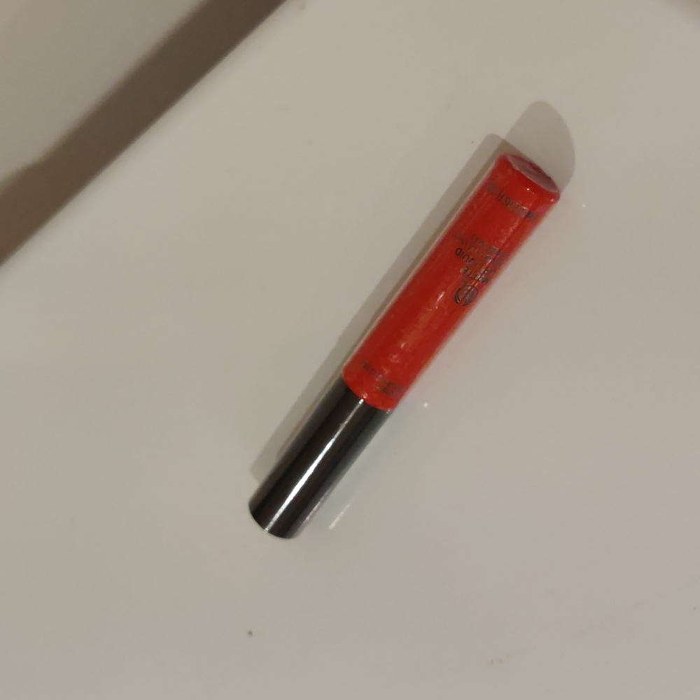 The body shop matte lip liquid red Sydney amaryllis